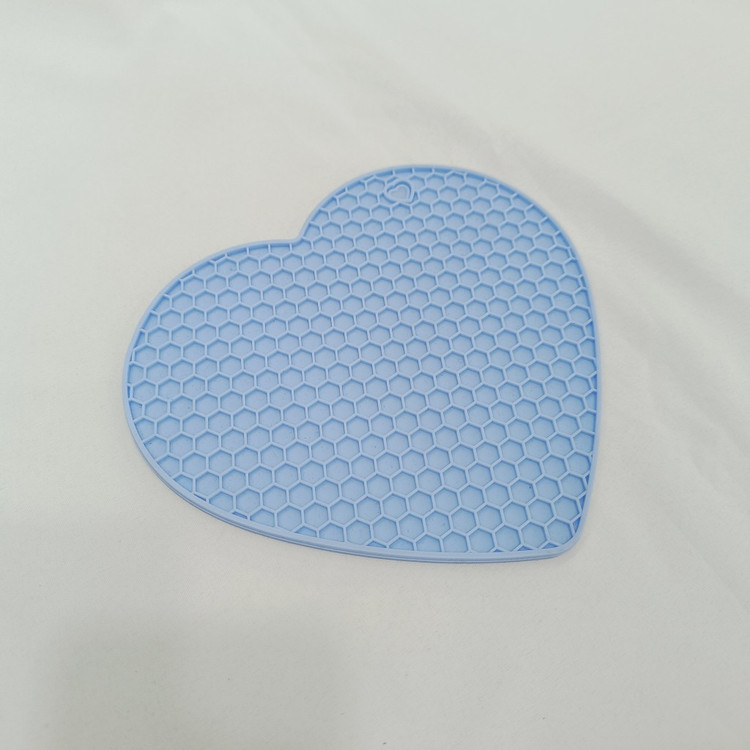 زیر قابلمه سیلیکونی طرح قلب Heart‑Shaped Silicone Trivet