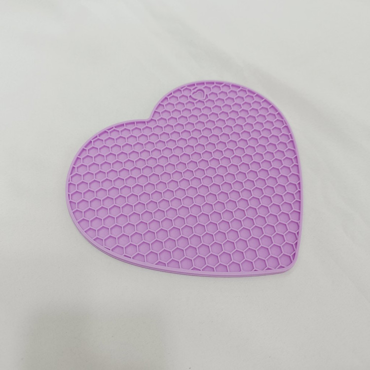 زیر قابلمه سیلیکونی طرح قلب Heart‑Shaped Silicone Trivet