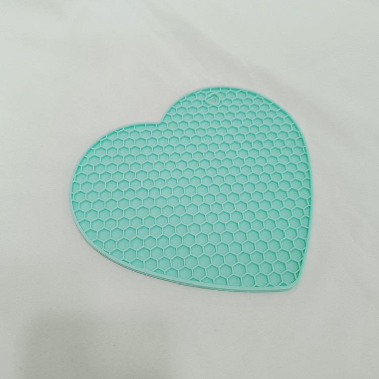 زیر قابلمه سیلیکونی طرح قلب Heart‑Shaped Silicone Trivet