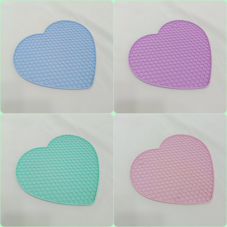 زیر قابلمه سیلیکونی طرح قلب Heart‑Shaped Silicone Trivet